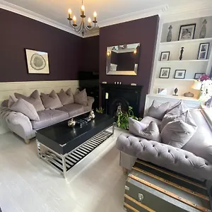 interior-designed-4-bed-home-horsforth-with-gym.yorkshirehotels.net/